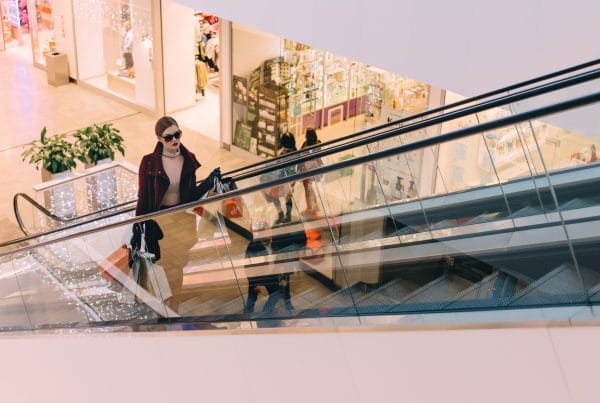 photo d'une femme sur un escalator d'un centre commercial